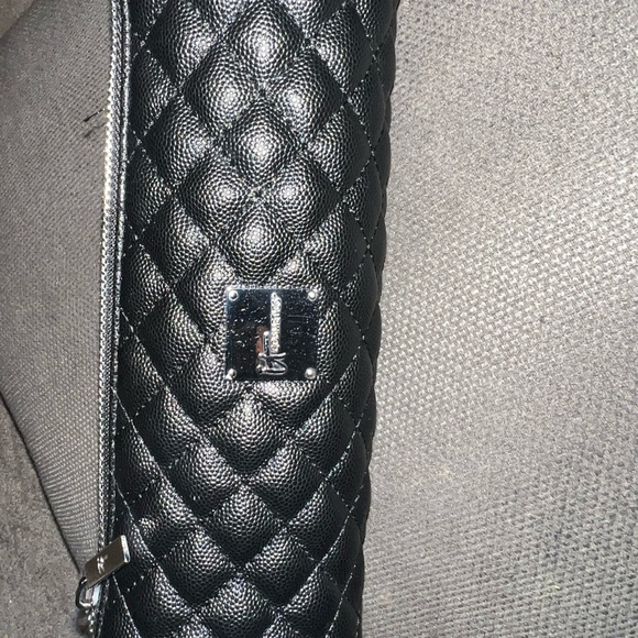 it cosmetics Handbags - IT COSMETICS makeup bag (like new)